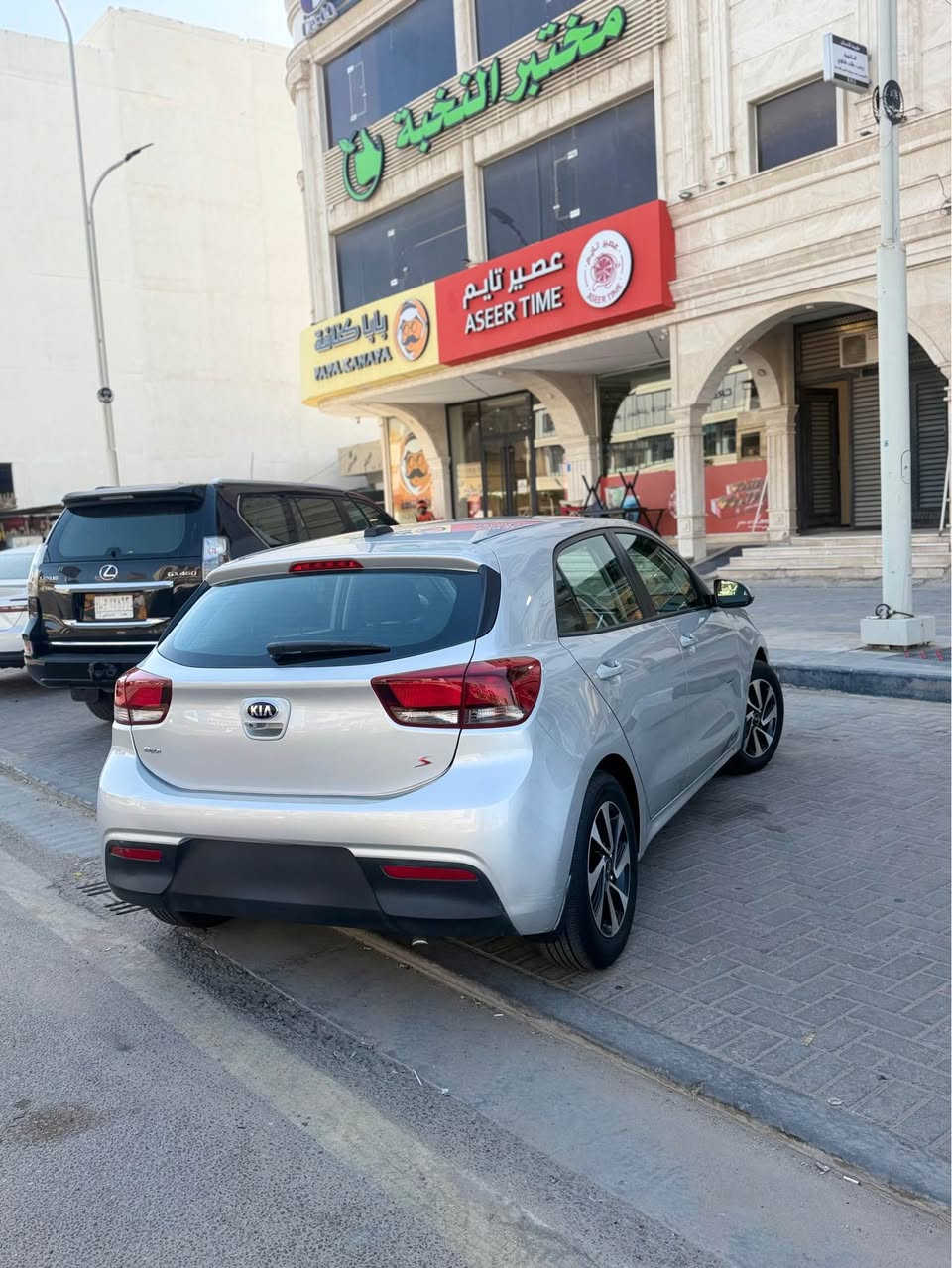 سلام عليكم كيا ريو ٢٠٢٠ سياره وارد أمريكي حادثهه مدكر وبونيد ماشيه ٧٠ سياره جاهزه من كلشي السياره للبيع  وللمراوس اني مكلف بلنشر 
مكينه 1600
السعر ١٠٠
ورقم الهاتف *********** البصرة, العراق
