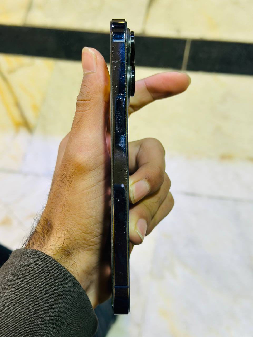 سلام عليكم 
آيفون 14 برو ماكس جهاز دبل شريحه 
ذاكره 256 
بطاريه 86
الجهاز مستبدل ضهر شوفه عينك وبي خط بالشاشه واحد بالتصوير مبين ثنين مشتري من شركه ألوان كربلاء ملحقات كامله والباقي كله مكفول ممفتحوح نهائياً غير بس الضهر 
السعر 725 وبي مجال 
الرقم ***********
مكاني كربلاء
