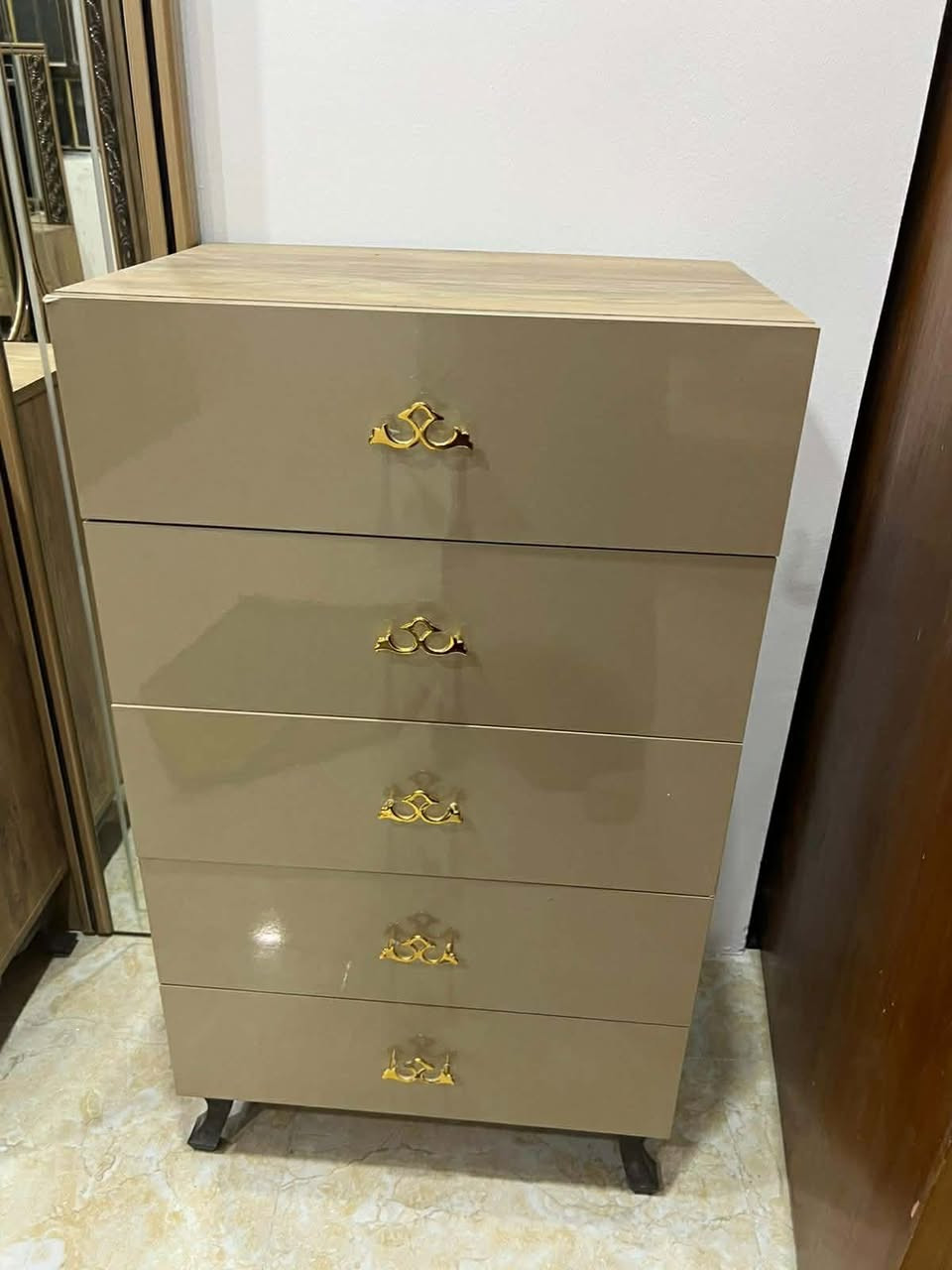 #بيع_سريع📌👇🏻
غرفة 9 قطع بدون دوشك❌ نظيفة💯
العنوان #بغداد_الشعلة📍 للمزيد مراسلتي✅👍🏻


**إذا كنت صاحب هذا الإعلان وتريد حذفه لأي سبب، رجاءا أرسل رسالة إلى الدعم الفني**