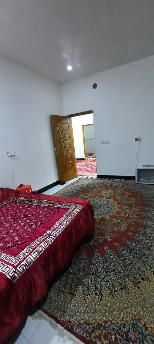 الدار للبيع حي الامين مقابيل جامع موسى الكاظم المساحة 315م بناء حديث يحتوي على غرفتين نوم وصاله ومطبخ واستقبال ومجموعه صحية داخليه وخارجيه مع حديقة وكراج السيارة للاستفسار اتصل على الرقم ***********
