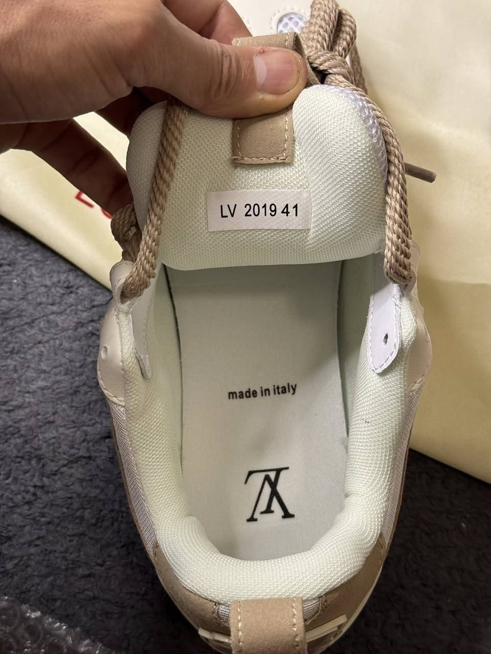 لويس فيتون صنع ايطالي كدامك الصور والتفاصيل قياس 41 لون صحراوي جديده للحجز خاص


**إذا كنت صاحب هذا الإعلان وتريد حذفه لأي سبب، رجاءا أرسل رسالة إلى الدعم الفني**