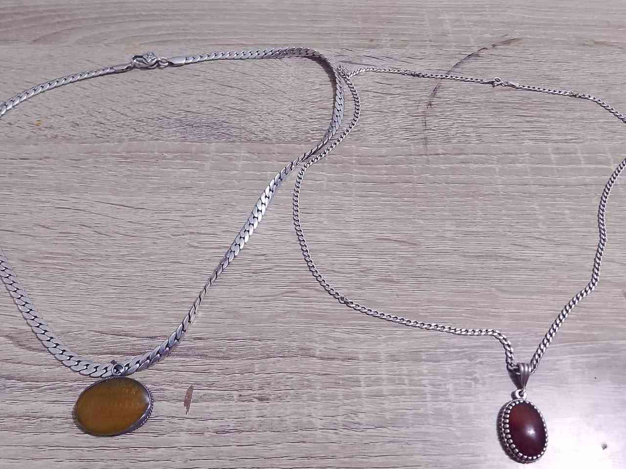 زنجيلين واحد 925 بعقيقه حمرة
اما الثانية استرليني وبي شرف الشمس دايرة فضته 925


**إذا كنت صاحب هذا الإعلان وتريد حذفه لأي سبب، رجاءا أرسل رسالة إلى الدعم الفني**