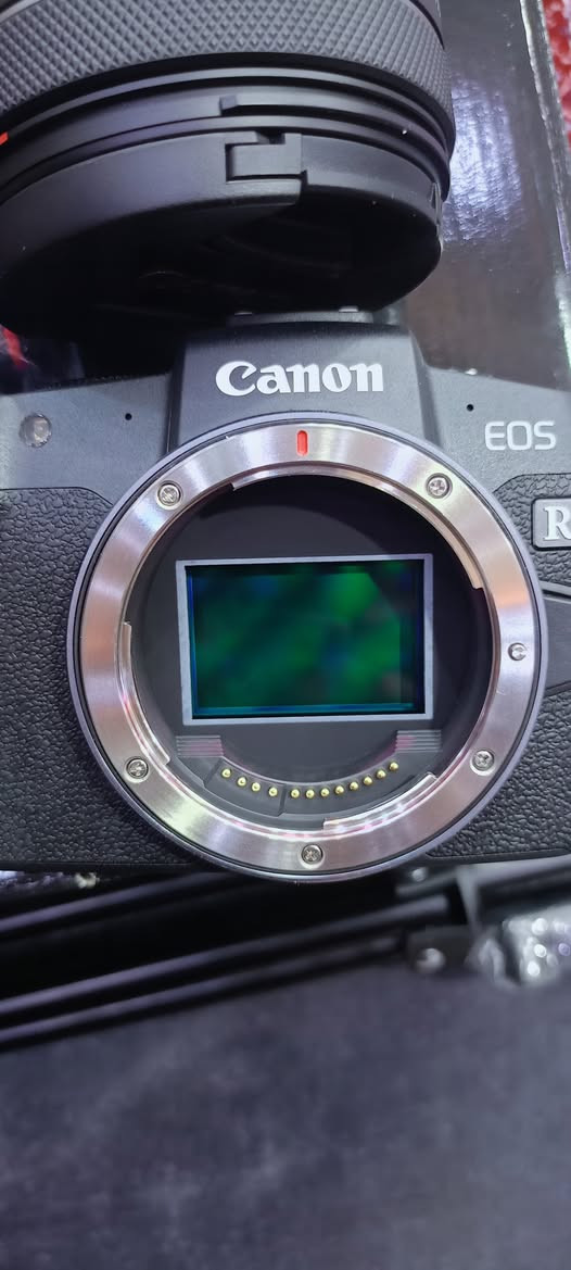 للبيع كاميرا Canon RP (الوحش الـ Full Frame) بحالة الوكالة، الكاميرا "اخت الجديدة" ونظافتها 100%.
​العدسة: الاصلية مال الكامرة  24-105mm (شغالة لكل شي: بورتريه، طبيعة، وفيديو).
​الشتر: صدمة! ما عابر الـ 1000 صورة فقط (يعني بعدها بورقها).
​النظافة: استخدام  قليل جداً، وبدون أي خدش.
​الباكيج كامل (يعني اشتري وبلش صور فوراً):
✅ رام 128GB أصلي وسريع.
✅ ستاند
✅ جنطة كانون الأصلية.
✅ حزام الكاميرا الأصلي.
✅ كافة الملحقات والكرتونة موجودة.
​باختصار: الكاميرا جاهزة، بس استلمها وبلش مشروعك الإعلامي
​📍 المكان: [البصرة/ القبلة / حي المهندسين/]
💰 السعر: [1,370,000] 
📞 للاستفسار:  [***********]
