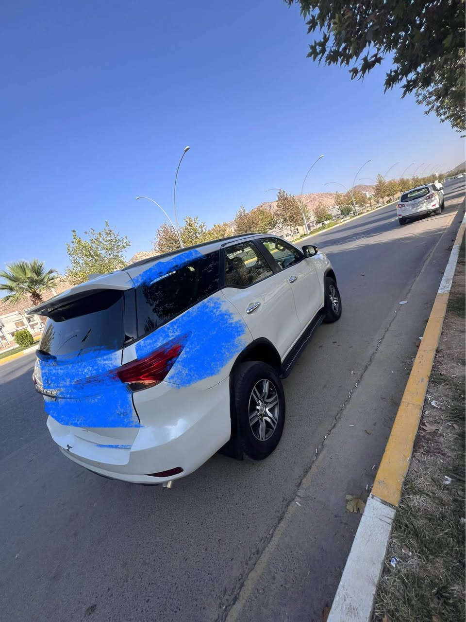 ويوتا فورتشنر موديل ٢٠١٨ محرك ٦ سلندر 
مواصفات سياره GXR
سياره كير ومحرك وتبريد بشرط 
سياره رقم وسنويه وهزه جديده 
سياره رقم دهوك رقم انكليزي 
سياره باسمي تحويل نفس يوم
سياره ماشيه ١٧٧ ألف كيلو متر 
سياره بيها 
قبخ صندوق صبغ بدون دواخل
مع جاملوغ خلفي صبغ هم بدون 
دواخل مع شويه بالدكمه هم بدون 
دواخل طبعا مبينه بالصوره مع لون 
ازرق كلها بدون دواخل شرط 
بيها هم شي تعديلين صغير على بارد
سياره : 
بجم كبس يعني بجم وبدن ولغود 
وشواصي وايرباكات كلها وضع شريكه
سياره مكانها دهوك وداخل دهوك
سياره مواصفاتها :
بصمه ابواب وتحكم بالستيرن 
شفتات بالستيرن 
دبل كير ثلاث وضعيات قياده
نظام ايكو و سبورتي 
لايد ليد خلفي وامامي
كشنات جلد 
ثلاث مقاعد وسبع راكب 
تبريد مركزي وثلاث قطع
شاشه وكاميره 
دبل اكسل 
نظام مانع انزلاق 
حساس خلفي 
اكو هوايه مواصفات اخرى ...
سعرها ٢٤٩ ورقه 
*********** بيها واتس دهوك, العراق
