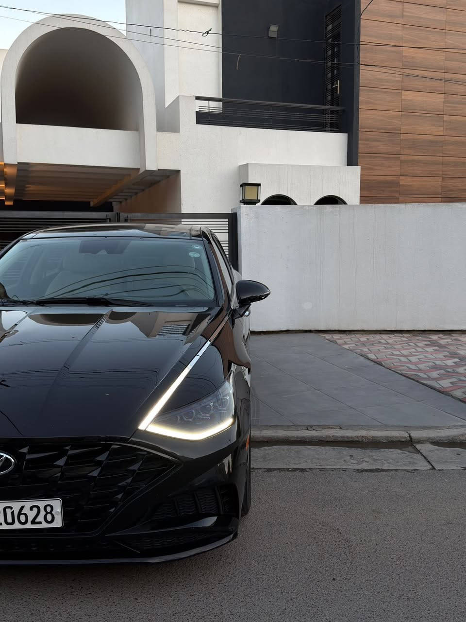 سلام عليكم
سوناتا فول مواصفات 
موديل 23

حجر بيئه بلادي 
 ترقيم +دخول جديد  (رقم اربيل وكاله او تحويل مضمون )

 لون اسود
حادث جاملغ امامي +ربع الباب بدون ابرباك بدون دواخل 
السياره فول مواصفات 

بانوراما 
[ بصمه تشغيل +ابواب +تشغيل عن بعد  ]
ثلاث انضمه قياده 
داخل ابيض 
سايد بريك بصمه 
[كشنات  كهرباء-تدفئة-  ]
شاشه  كبيره 
رادار( امامي_ خلفي _جانبي )
كاميرا دواره 
شاشه  كبيره 
شاشه الكتروني (ديجيتال )

مكاني بغداد  حي العدل 
السعر    183 بيها مجال بسيط  
***********
