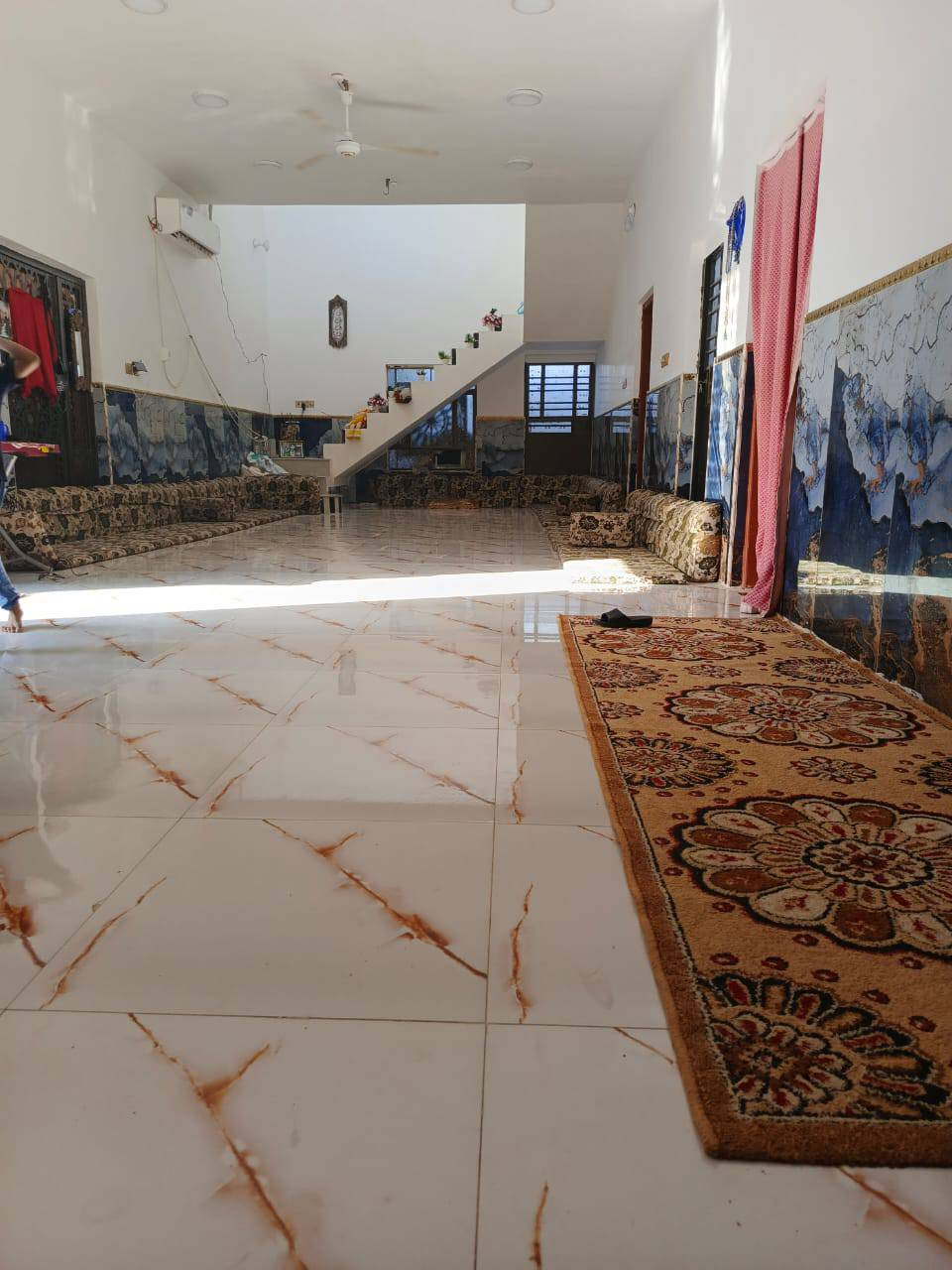 سلام وعليكم  دار للبيع مساحه 500 الاستقبال 12في4صاله8في6 مطبخ6في 4 صاله 14في4ونص ثلاثه غرف على 6ونص في 4 بناء 275  والطارمه 175 م في السبل قرب مولد بهاء السبل الاولي السعر80
***********
