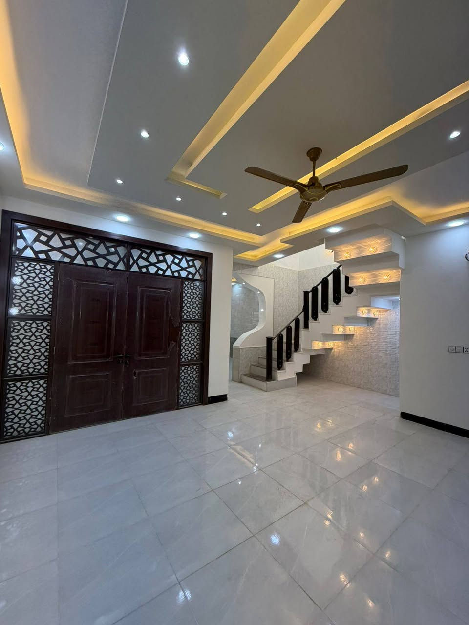 مكتب التساهل    عمود 282
‏‪0780 037 4167‬‏ بي واتساب

#بيت مساحه  160مربعه سعر💵 67💵وبيه مجال 
  م #طابو_زراعي  سند ٢٥
نجف مقابل ملحق قريه لغدير  مباشر مباشر 🤑   

غرفه 2// مطبخ// صاله// استقبال// صحيات خارج وداخل 

كراج

بناء ممتاز// اساس وسقف صب 
طابوق 🧱 جمهوري

كل البيت #سقوف_ثانويه

كل الخدمات موجوده 
مدارس 🏫 سوق #تبليط 

مقابل  قرية الغدير #مكتب التساهل عامود 282بظبط

‏‪0780 037 4167‬‏واتساب عنوان نجف
