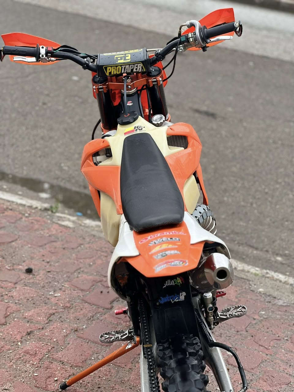 السلام وعليكم أعيد النشر بسبب الوعود الكاذبه 
لا طبلي وتكلي امسح المنشور 
قفاز كي تي ام مكفوله كفاله عامه اي نفس ماكو 
المكينه 250 خبط كير ست نمر 
السعر 17 قفل قفل قفل 🔐 
اي ستفسار ***********
العنوان ابغداد البياع
