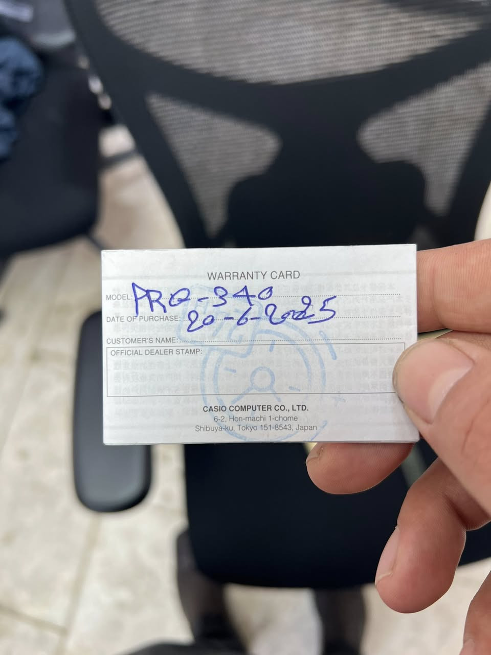 ساعة كاسيو بروترك Casio PRO TREK اصلي وكاله

  PRG-340-3    رقم الموديل
اصلي وكاله مستعمله بحاله الجديد مع الملحقات الاصليه

مواصفات ساعة Casio PRO TREK PRG-340-3 بمجموعة من المواصفات التقنية والبيئية التي تجعلها خياراً مثالياً لمحبي المغامرات والتسلق و العسكريه و الرياظيه 
إليك أبرز مميزاتها:
1. الاستدامة (مواد صديقة للبيئة)
البلاستيك الحيوي: صُنع الهيكل والحزام والغطاء الخلفي من مواد بلاستيكية حيوية مشتقة من زيت الخروع والذرة، مما يقلل من الأثر البيئي.
2. نظام المستشعر الثلاثي (Triple Sensor)💯
تضم الساعة الجيل الثالث من مستشعرات كاسيو التي توفر دقة عالية في:
البوصلة الرقمية: عرض الاتجاه والزاوية.
مقياس الارتفاع: يقيس الارتفاع حتى 10,000 متر مع ذاكرة لتسجيل الارتفاعات.
البارومتر وميزان الحرارة: مراقبة الضغط الجوي للتنبؤ بتغيرات الطقس وقياس درجة الحرارة المحيطة.
3. شاشة LCD ثنائية الطبقة (Duplex)
تتميز بشاشة مكونة من طبقتين؛ إحداهما مخصصة لعرض الوقت والبيانات، والأخرى لعرض مؤشرات البوصلة برسومات زرقاء كبيرة، مما يسهل قراءة الاتجاهات بوضوح فوق البيانات الأخرى.
4. نظام الطاقة الشمسية (Tough Solar)
تعمل الساعة بالكامل بالطاقة الشمسية، حيث يتم شحنها من الضوء الطبيعي أو الصناعي، مما يلغي الحاجة لتغيير البطارية بشكل دوري.
5. تصميم عملي للمغامرات
مقاومة البرودة: مصممة للعمل بكفاءة حتى درجة حرارة (10- مئوية).
مقاومة الماء: مقاومة للماء حتى عمق 100 متر، مما يجعلها مناسبة للسباحة والأنشطة المائية السطحية.
هيكل دوار: مزودة بإطار (Bezel) متحرك يساعد في تحديد الاتجاهات وتتبع المسار.
إضاءة Super Illuminator: إضاءة LED عالية السطوع تضمن رؤية الشاشة في الظلام الدامس.
6. وظائف ذكية إضافية
بيانات الشمس: عرض أوقات الشروق والغروب بناءً على الموقع الجغرافي.
التوقيت العالمي: دعم التوقيت في 48 مدينة حول العالم.
الوزن الخفيف: على الرغم من حجمها، تزن الساعة 54 جراماً فقط بفضل استخدام المواد الحيوية، مما يجعلها مريحة جداً عند الارتداء لفترات طويلة.

سعره 190 الف فقط 
للمعلومات سعر الجديده 265 الف
يوجد خدمة توصيل جميع المحافضات 
*********** واتساب
