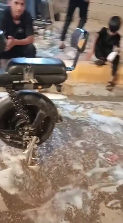 السلام عليكم دراجه شحن للبيع حجم 14 شركه الريان الدراجه مكفوله كفاله عامه السعر 350 وبيها مجال حك الجيه مكان ناصرية قضاء الفجر الاستفسار ***********
