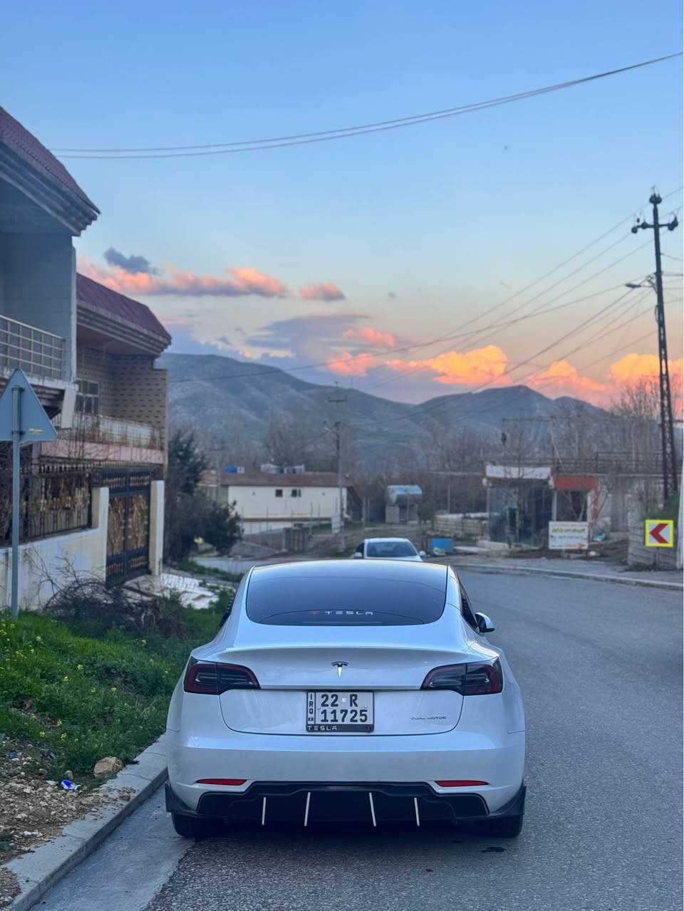 Tesla model 3 dual motor long range 
Bonete boyaxa be zhore 
1 jey pdr a 
1 jey pdr e dawe nam krdea
34 km roshtea wak sfr waya zor xawena
Patre ba shart
Karabait ba shart 
Irbag sukan u zher pe 
Nau spea full fulla 
Online 
Kaml kamaliate lo kraya
Muasafate teslash mahrufa
*********** أربيل, العراق
