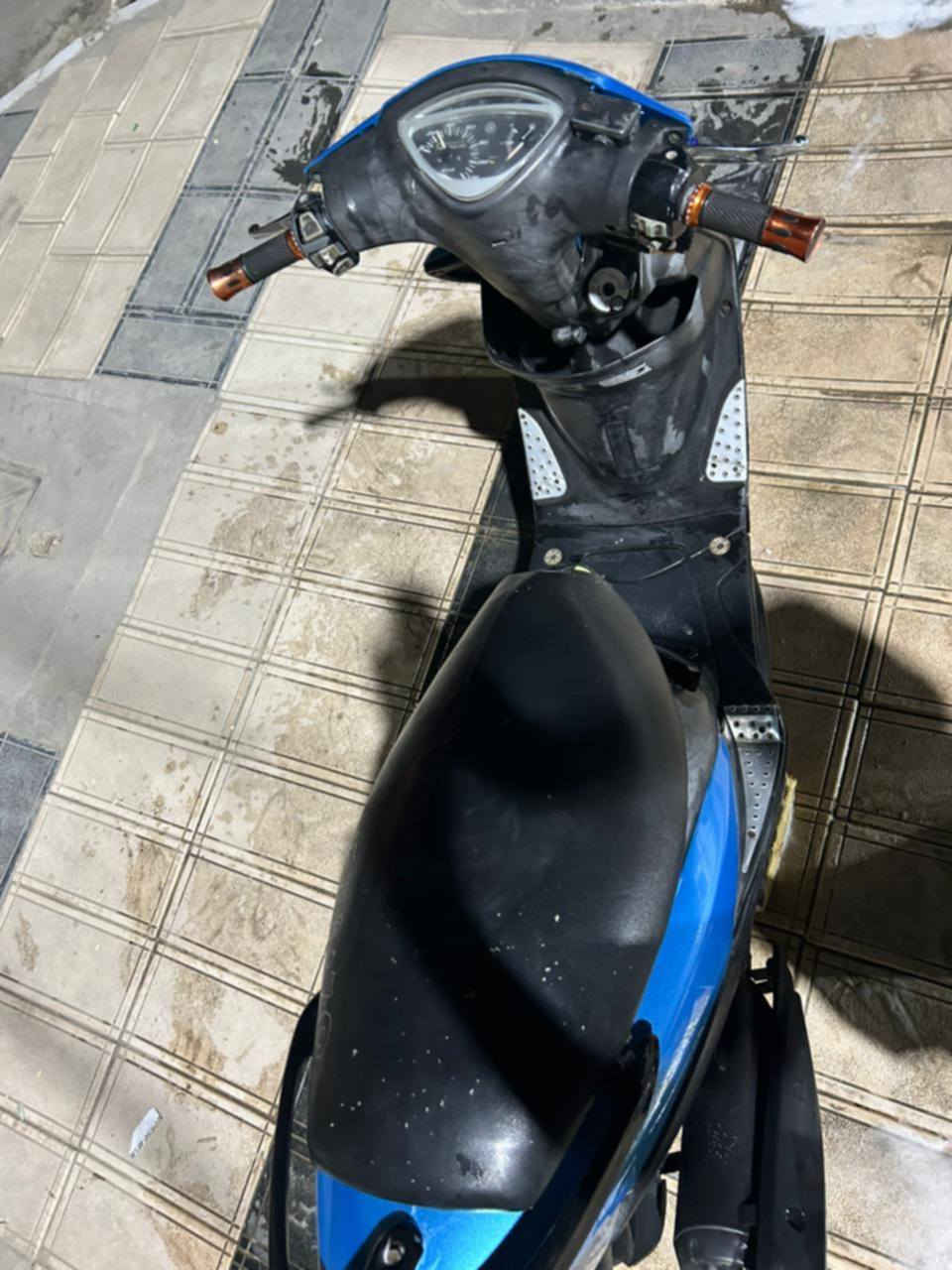 سلام عليكم 

ماكس عدله
الدراجه خير من الله مفتوحه بس ولفات مكينتها ناعمه بس صوت الصالنصه ب550وبيها مجال مكاني ناصريه مركز 
***********
