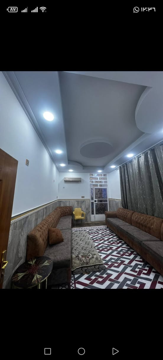 بيت ١٠٠ م للبيع بالمكرمه خلف بناية انس طابق واحد كما موضح بالصور بناء طابوق الأساس والسقف صب البيت نظيف جدا للاستفسار أكثر مراجعة مكتب النجف للعقار مجاور مطعم الخاقاني او الاتصال على الرقم ***********
