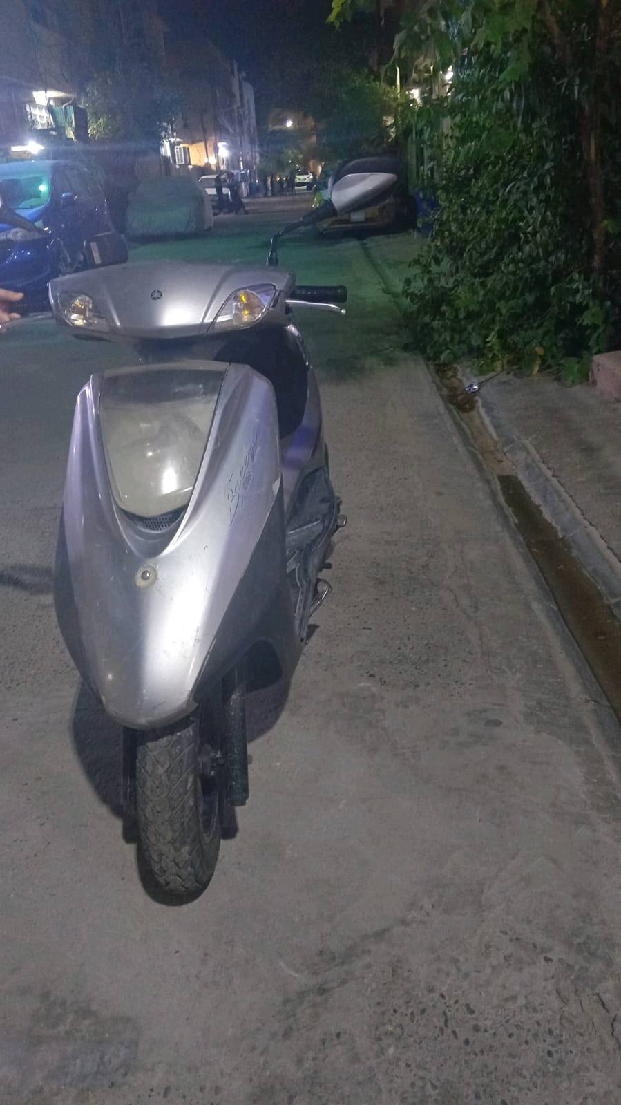 دراجة نارية مستعملة بحالة جيدة. مثالية للتنقل داخل المدينة بفضل تصميمها العملي والمريح. لونها فضي وجذابة للنظر. السعر قابل للتفاوض لمن يهمه الأمر.