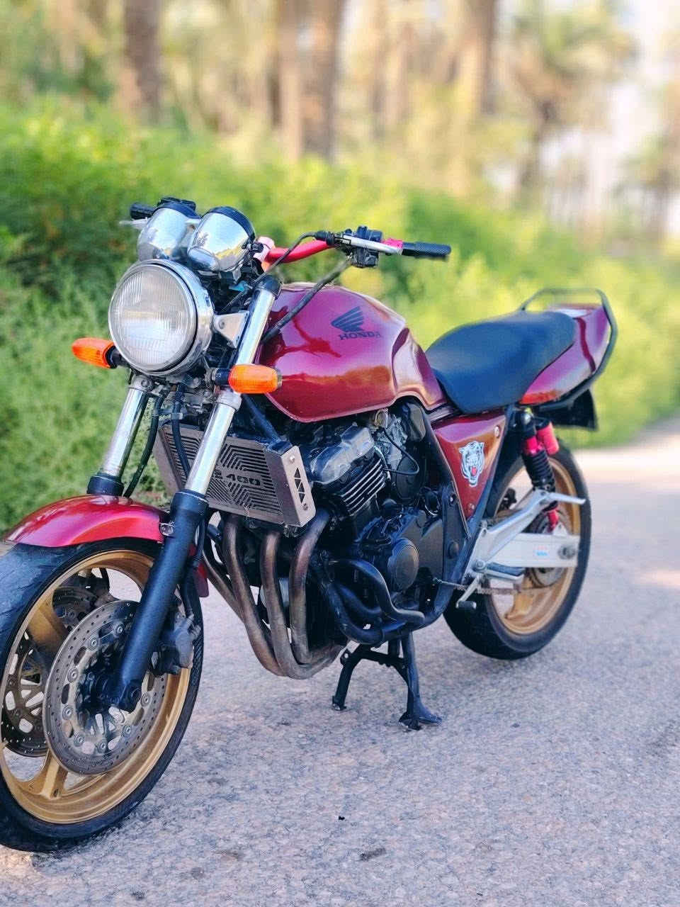 السلام عليكم
سي بي CB 400 جيل اول 16 ولف 
دراجه نضيفه كلش كير مكينه مكفولات 
اوراق كامله كمرك مدفوع 
المكان بابل 
السعر 1600 بيها مجال بسيط 
***********
