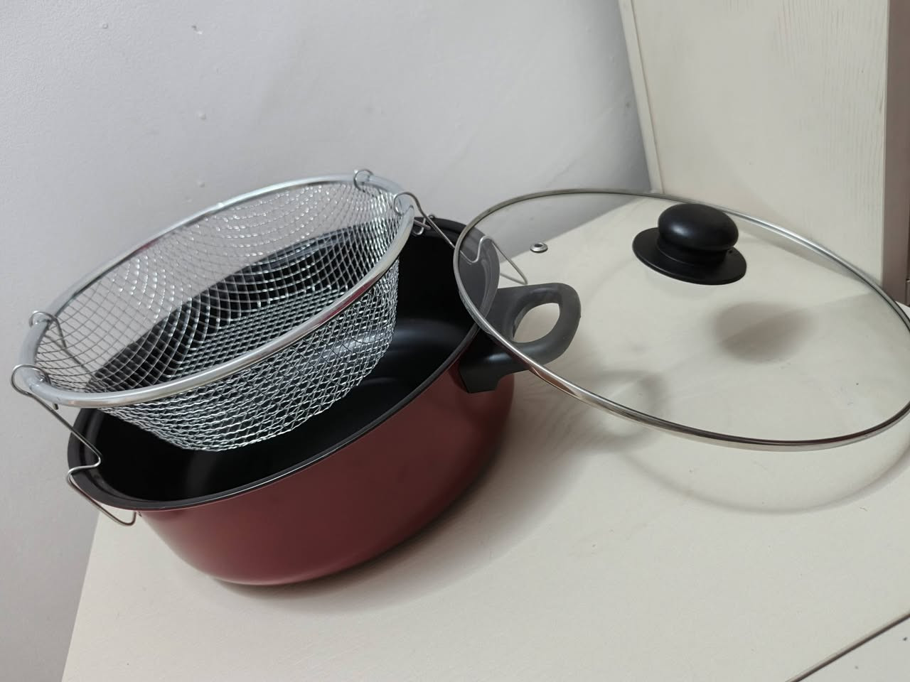 قدر طهي وقلي متعدد الاستخدامات (3 في 1)  🦋🤍
المقاس: قطر 26 سم (حجم مناسب للعائلات).
السعة: حوالي 2.3 لتر (5 Pints).
الملحقات:
سلة معدنية (مصفاة) بمقبض مخصصة للقلي العميق أو تصفية المعكرونة والطهي بالبخار.
غطاء زجاجي حراري لمتابعة الطعام أثناء الطهي.
الاستخدامات:
مقلاة عميقة (للسمبوسة، البطاطس، وغيرها).
قدر للسلق والطبخ اليومي.
وعاء للطهي بالبخار عند إزالة السلة.
سهولة التنظيف: مادة الصنع مصممة بحيث لا تلتصق بها البقع ويسهل غسلها.


**إذا كنت صاحب هذا الإعلان وتريد حذفه لأي سبب، رجاءا أرسل رسالة إلى الدعم الفني**