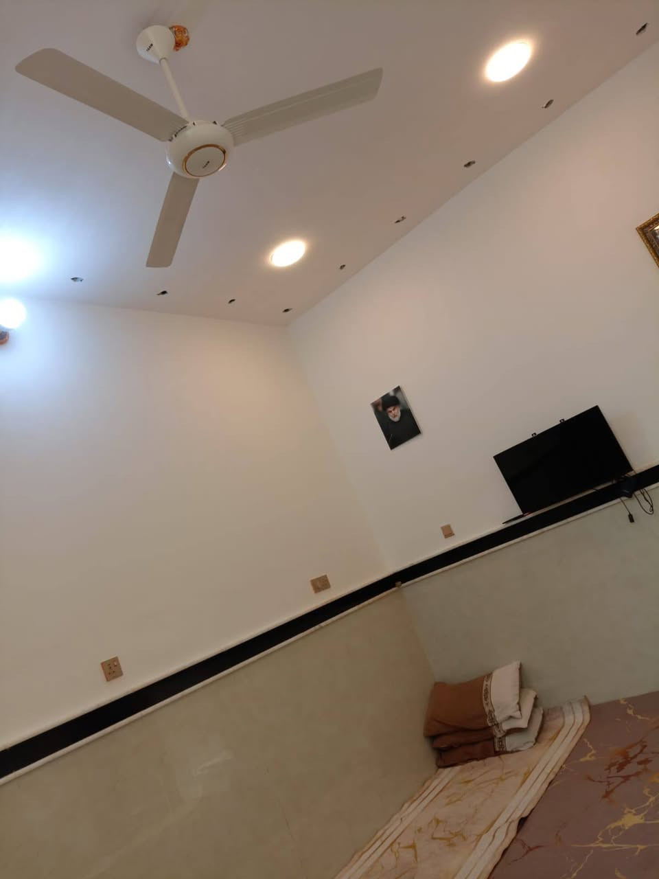 دار البيع مساحه 100متر نهاوند قرب البطاقه الوطنيه / ***********
