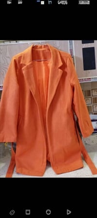 كوت نسائي جديد مامستخدم قياس XL السعر 25 بي مجال بغداد الحبيبية 077025...