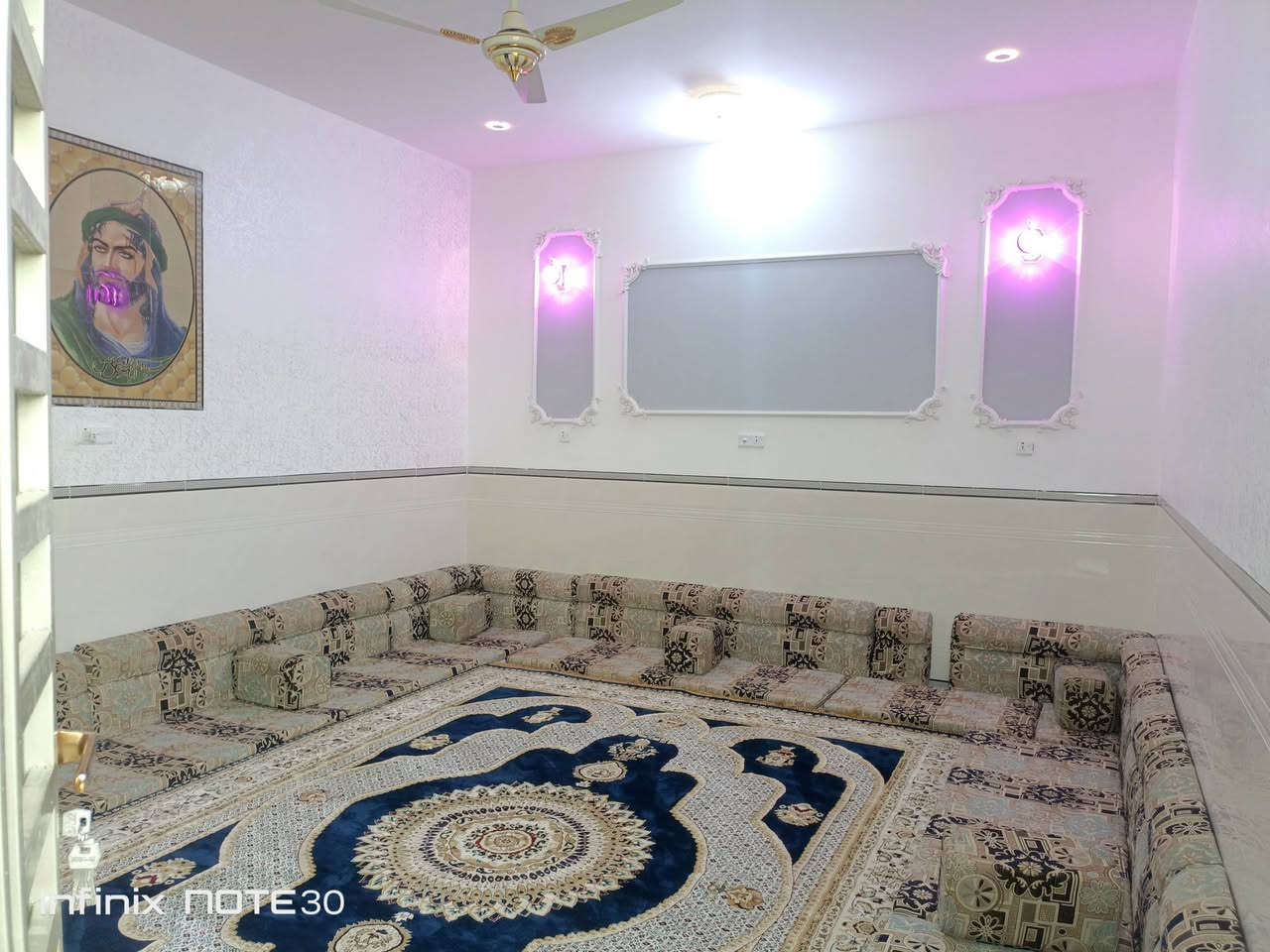 اللبيع بيت طابو مساحه200متر بناء جديد قرب المدارس الصينيه  موقعه ع شارع 30
مكون من استقبال  وصاله ومطبخ حار وبارد  وغرفتين وصحيات خارجيه وداخليه  كلشي موضح بلفيديو 
***********
