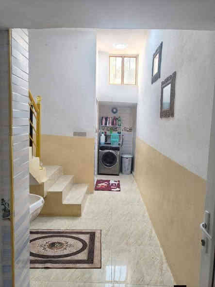 استقبال+ مطبخ بارد+مطبخ حراري+ غرفة نوم عدد 2 +هول+ مجمع درج+ تواليت حمام داخلي+ تواليت خارجي+ منور خارج البيتت
150طابو .. متر جميع الخدمات جلولاء حي الجماهير مقابيل مكتبة القلم 
الرقم ***********
