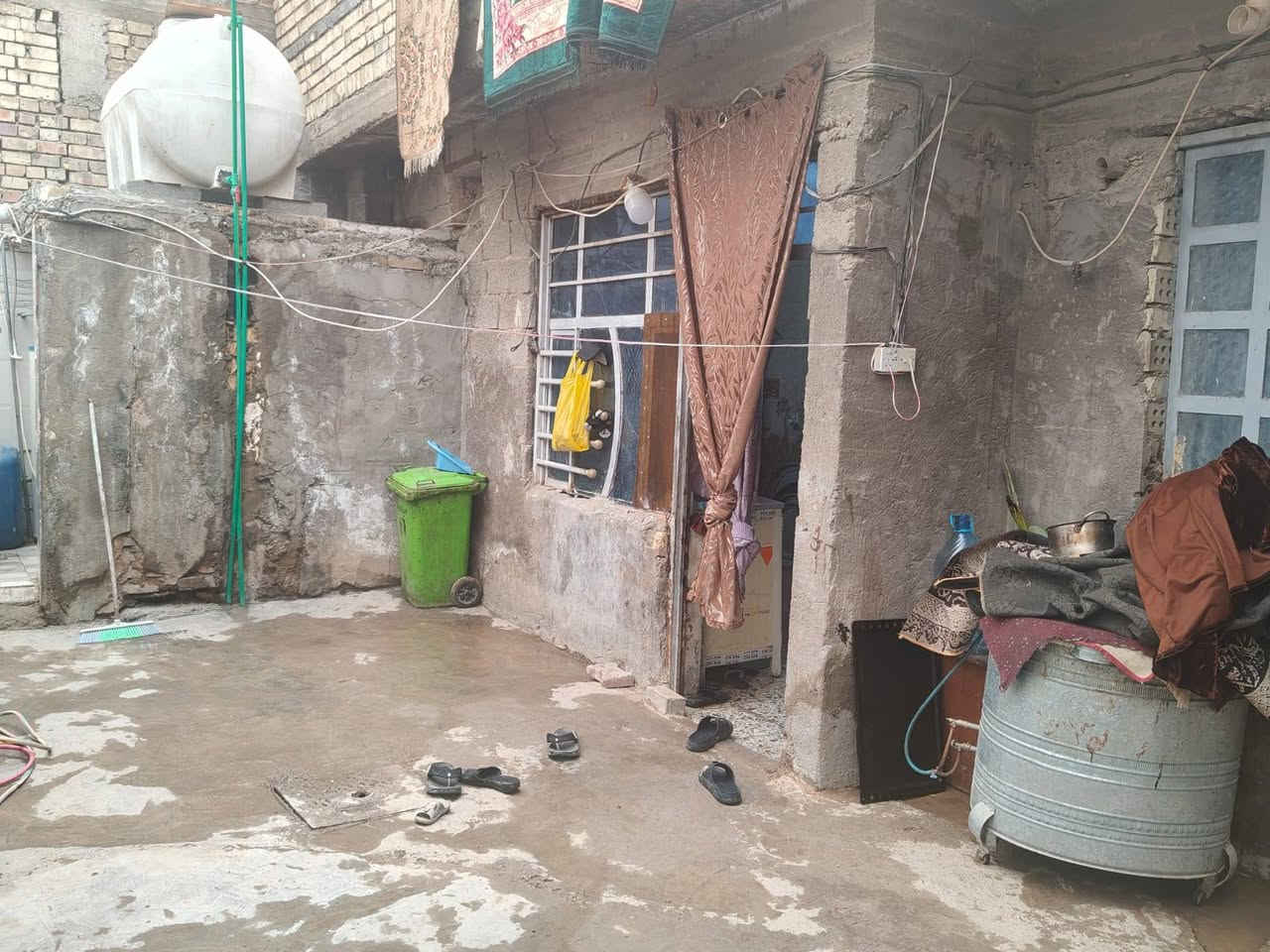 السلام عليكم 
بيت للبيع 150 متر طابق واحد
غرفتين 
مطبخ 
استقبال 
بدايه منطقه حي الزهراء 
مقابل افران سيد علي 
للأستفسار لاتصال ***********
وات ساب متوفر
