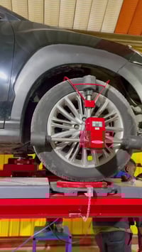 ⚡ بعدك تحس السيارة تمشي مو مستقرة؟ المقود منحرف؟ الإطارات تتآكل بسرعة؟...