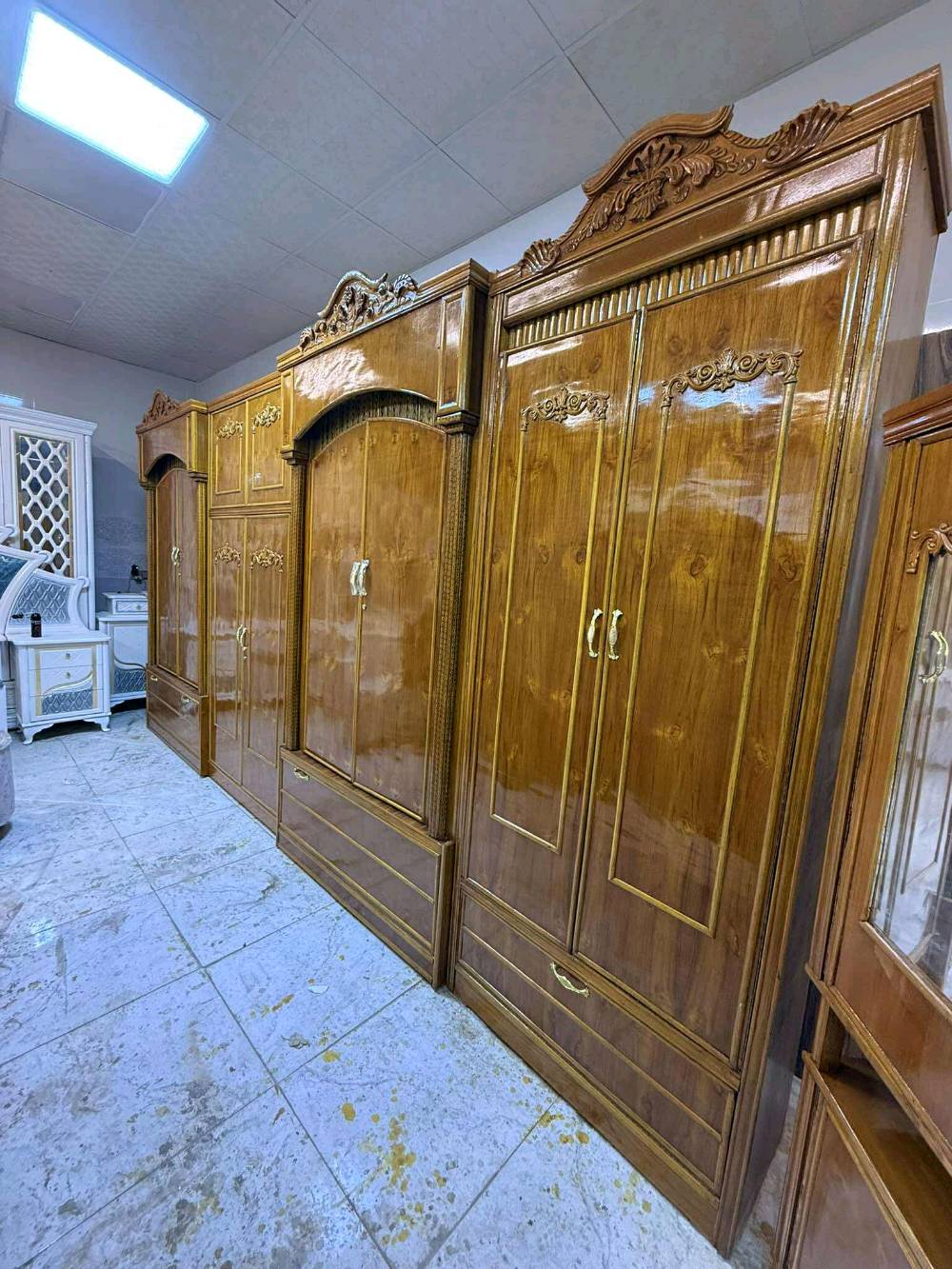 غرفه ام مسرحه صاج داخل خارج 
السعر مليون ٣٥٠ مليون ٢٥٠ قفل 
شد نقل داخل بغداد مجاني 
نضافه ٩٥
٨ قطع