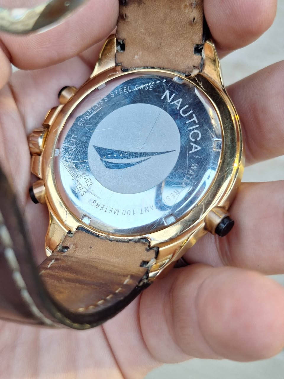 ساعة رجالية أصلية من ماركة Nautica، وتحديداً موديل Nautica NST Yachtimer (مثل الإصدار A36503G أو N18522G)، والمصممة خصيصاً لعشاق الرياضات البحرية واليخوت.أبرز مواصفات الساعة:الهيكل: مصنوع من الفولاذ المقاوم للصدأ ومطلي باللون الذهبي الوردي (Rose Gold).الميناء: يأتي باللون البني الداكن مع تفاصيل رياضية بارزة وعقارب مضيئة في الظلام.الميزات: تحتوي على وظيفة الكرونوغراف (مؤقت رياضي)، ونظام تتبع تنازلي مخصص لسباقات اليخوت (Yachting Countdown).المقاومة للماء: تتحمل ضغط الماء حتى عمق 100 متر (10ATM).الحزام: مصنوع من الجلد الطبيعي باللون البني بنقشة جلد التمساح مع خياطة بارزة مركز طوخ, القليوبية


**إذا كنت صاحب هذا الإعلان وتريد حذفه لأي سبب، رجاءا أرسل رسالة إلى الدعم الفني**