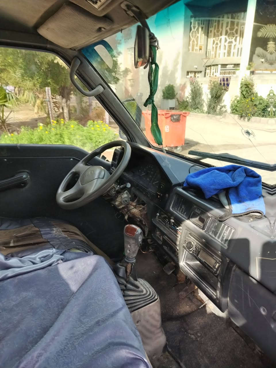 السلا م عليكم سياره 11 راكب  للبيع  سيا ره جاهز شغاله  محرك بيه  بخار السعر 15 و بيه مجال للإستفسار رقم الهاتف ***********
