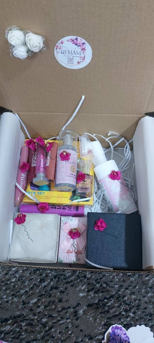 بوكسات هدايا صنعت بحب
تجهيز حسب الطلب وباسعار مناسبه جدا جدا 😍
ممكن إعجاب للصفحة وتلكون كلشي جديد ومميز ولطيف
التواصل على رقم الواتساب *********** او رساله دايركت 
متوفر توصيل داخل الرمادي ب٣ والمحافظات كافه ب٥ الف
#ريهام_الراوي #اكسسورات #الجمال #نزاكه #قلادة #هدايا #عيدالحب
