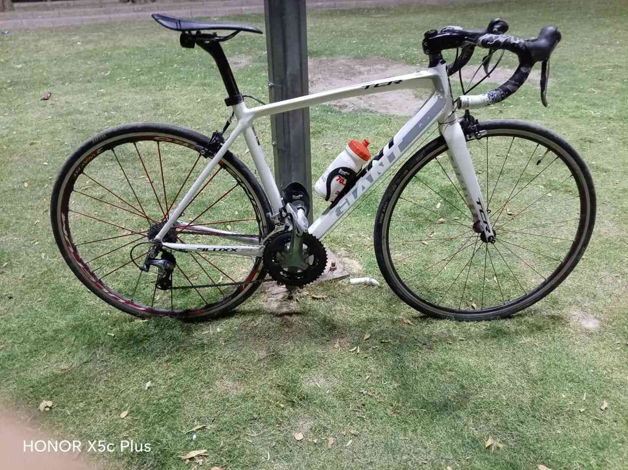 GIANT TCR ALUXX SL 🇹🇼
دراجة الطريق(Rode bike) ماركة جاينت الفئه النادره.
وزن الدراجه: ريشة خفيفه. 

فئه الTCR معروفه بالوزن الخفيف والسرعة والمتانة والسلاسه.

معدن الدراجه المنيوم الماشة كاربون ستيرن متصل كاربون مده سرج كاربون السرج كاربون،قواعد مطاره كاربون.
حجم:51/52 M
مجموعه الدراجة: Shimano Tiagra المجمع براكيت دفن.
عدد التروس:2/10
الوياله: الخلفي فل كروم جوبلس شيش،بطيخة كاربون 
الدشلي ايطالي ناعم 4بنط والامامي سيم
الخلفي بوربرن والامامي صجم.
لكات:ماركه LOOK

 بيها شخوط بسيطه مثل ما موضحه بالصور.
الدراجه:مبولشه بالكامل 
السعر: 525 قابل للتفاوض 
العنوان:بغداد/ الدوره 
الدراجة كامله مكملة من كل النواحي.
للمهتم مراسله /خاص 
ملاحظه/ هديه مع الدراجه بكلايت حديث  اصلي حساس 
وعداد bryton لمس يدعم الخرائط،محمل خرائط العراق ويقيس من مكان الانطلاق حتى النهايه وكثير من المزايا في تطبيق الهاتف


**إذا كنت صاحب هذا الإعلان وتريد حذفه لأي سبب، رجاءا أرسل رسالة إلى الدعم الفني**