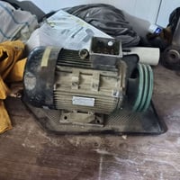 عندي  مضخه  عاموديه ١٠ حصان  تشغلك ٤  صوندات وماطور كمبريسر عشره  حصان...