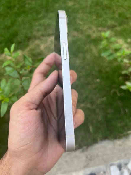 ايفون 13 العادي
الجهاز شخط واحد مابي 
شرق اوسط ضمان ماستر
مكفول مامفتوح ابد ولامصلح 
الجهاز بلادي نظيف وتر بروف
ذاكرة 128
بطارية 79 بلادية يعني انسى الصرف
عنواني بغداد المدائن 
***********
السعر 400
كامل ملحقات كارتونه وحافضة
