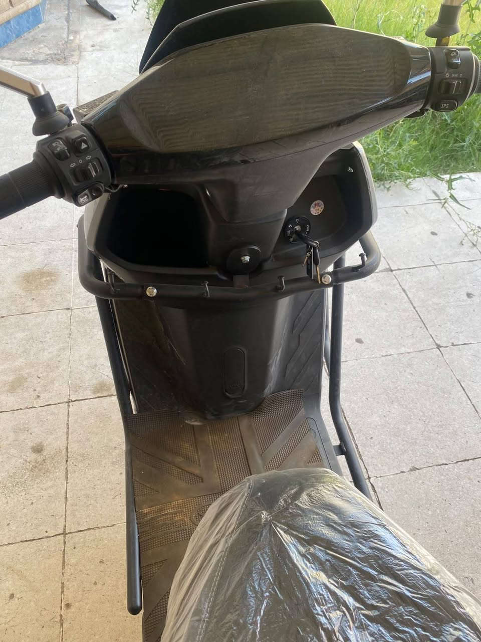 دراجه الوحش الفضائي 
6 بطاريات مسطرة ماركه تيانينج السعه 32 أمبير الفولتيه 72 فولت تمشيك 75 كيلو السرعه 80 قدره الملف 2000 تتحمل وزن 350 كيلو تشغيل بصمه عدد 2 سويج عدد 2 تشغيل عن طريق الهاتف موديل 2025 مثبت سرعه نظام منع السرقه نظام TCS شحن مبايل USB سكات قلبي امامي بريكات هايدروليك حجم الطار 12 دراجه جديده  العنوان بغداد البلديات 
بصمه عدد 2 
سويج عدد 2 
السعر  (مليون) 

***********  هذا رقم صاحبها اني مكلف بنشر
