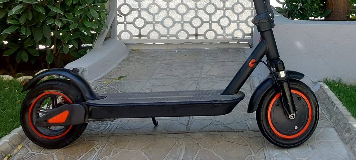 سلاو
دوو بۆ سێ سەعات شەحنی هەیە بۆ ڵێخوڕین کەم بەکار هاتوە نرخی (١٩٠ )هەزار..
***********
سلێمانی

