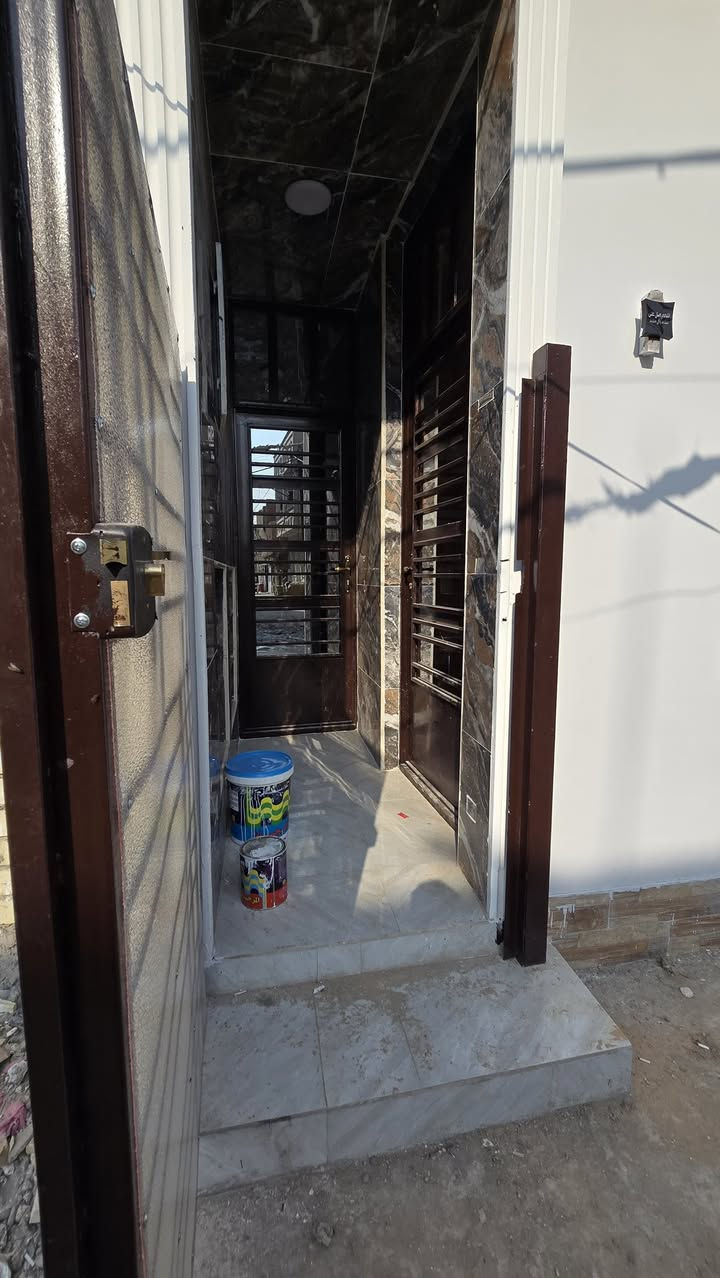 سلام عليكم
مشتمل ٦٠ متر للبيع

الواجهه 5 ونزال 12
بناء جديد بعدهه قيد الانشاء
تسليم خلال شهر فقط يسلم مفتاح
الطابق الأرضي 
مدخلين
طرمه استقبال ومطبخ غرفه نوم وخدمات
الطابق الثاني غرفتين نوم سويت بلكونه وسطح بيتونه
لوندري مال غساله 
بغداد الجديدة قرب الطاقه الكهرباء 
شارع عيسى 
*********** علي
***********
