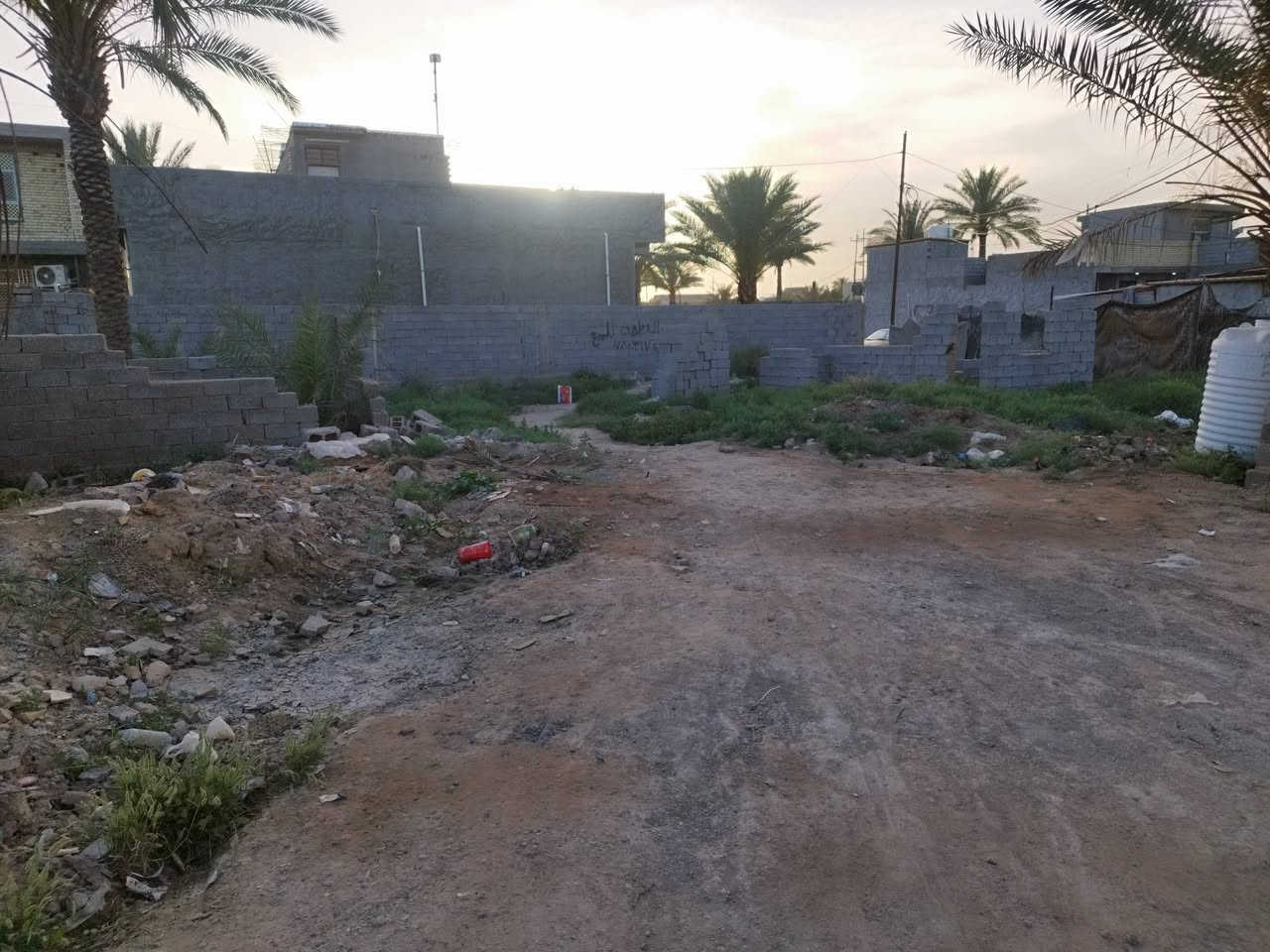 السلام عليكم قطعه للبيع  قريه المعامره مقابيل حي الجزائر مساحتها  450 متر. كل الخدمات يمها تبليط مجاري وكهرباء  هذا رقم للأستفسار ***********
