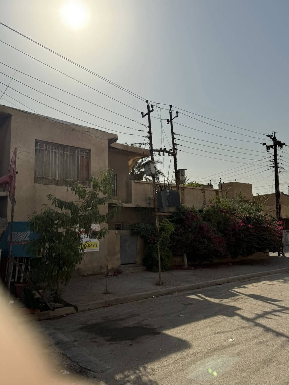 بيت للبيع ٢٠٠متر ركن على شارع بصف لفلكه مال شهداء واجهت لبيت ٢٠ ونزال ١٠ لبيت موقعه مميز وعلى شارع تجاري للستفسار اكثر لتصال على رقم وبي وتساب هم 

***********
