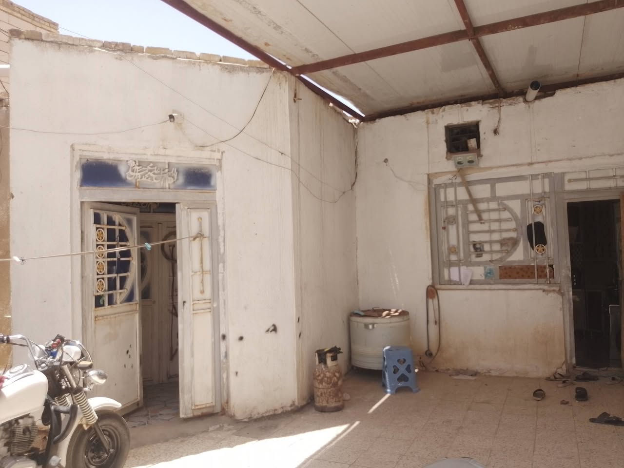 سلام عليكم بيت للبيع بكاع عامر المساحه ٣٥٠ غرف ٣ دوانيه ١١ صاله ٩ وبي مساحه كدامه الستفسار عله رقم ***********
