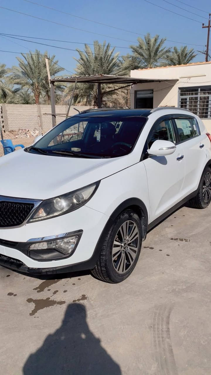 سبورتج
 موديل 2016 
خليجي لون أبيض 
مكفولة من الصبغ بيها فقط شبر بارد مكان صغير أثر طخة بسيطة اسفل باب السائق
‏بانوراما 
ماشية 200 
محرك 2000 دوش
تحكمات ستيرن 
مرايات شفط 
السعر ١٦٢
للاستفسار الاتصال: ***********
يوجد وتس أب إخوان اني مكلف بالنشر التواصل عبر الهاتف مع صاحب السيارة
