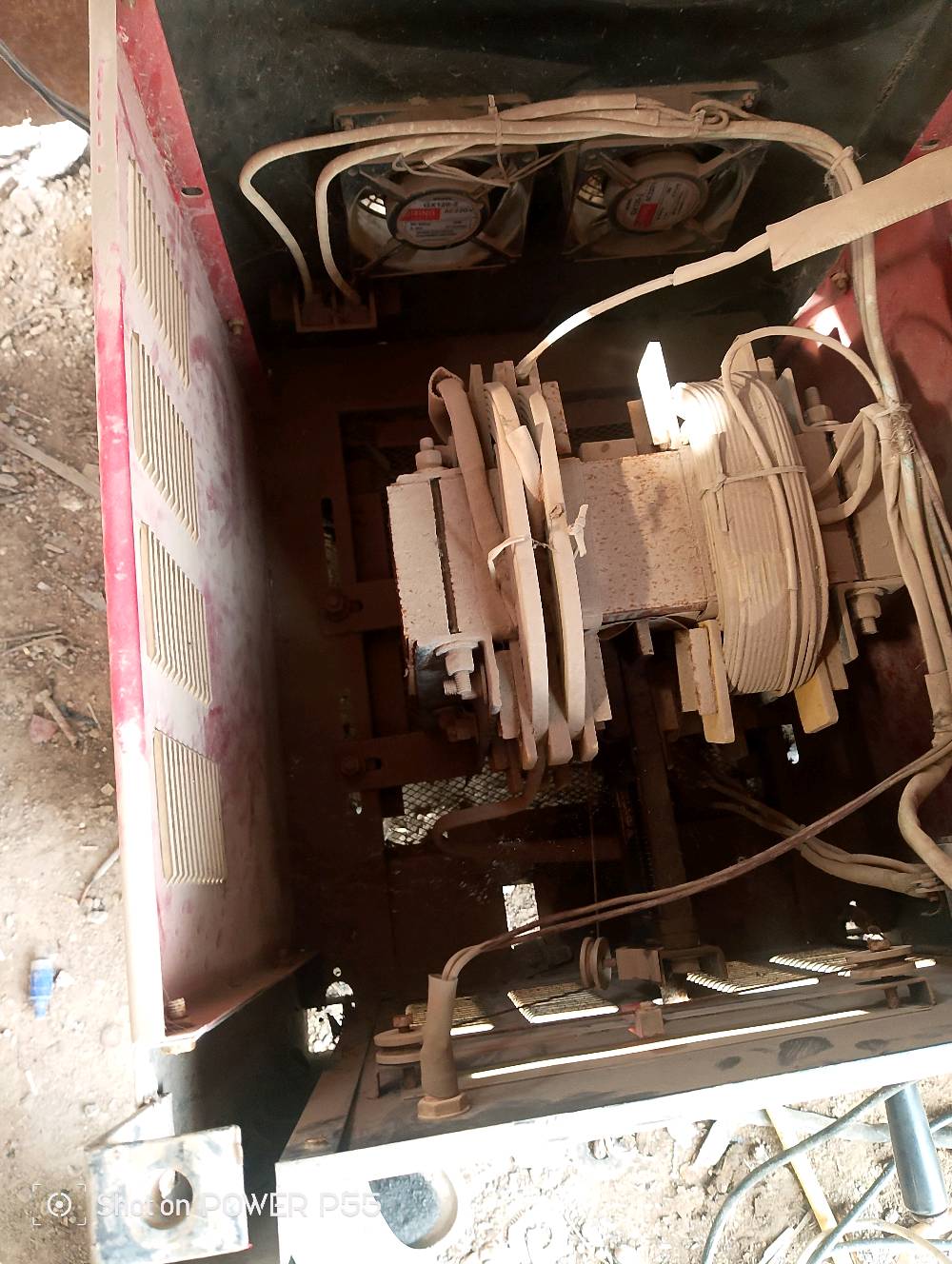 ماكنة لحام كهربائية من كندا، موديل BX1-400، تعمل بالنظام الحالي المتردد AC. تصميمها متين وتصلح لأعمال اللحام الثقيلة. 

مزايا:
- ضبط تيار اللحام حتى 400 أمبير
- مزودة بخيارات جهد 220/380 فولت
- متوافقة مع معايير الجودة ISO 9001.

تعمل بشكل جيد وتصلح للاستخدامات الصناعية العديدة.