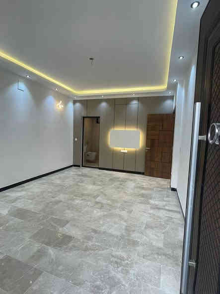 🏠️️للبيع دار حديث 🏠
🔺 المساحة : 150متر 

🔻الواجهة: 6 م.        🔺النزال: 25 م.  

🔹سنه البناء قيد الانشاء  (5 غرف نوم سويت)

🔷بناء حديث درجة اولى مع خدمات راقية:
      🔹   ارضيات طابقين مرمر
      🔹️باب الصالة قاصة محكم الغلق 
      🔹️الابوب تركيه درجه اولى
      🔹️الشبابيك المنيوم تركي
      🔹️المحجر المنيوم  تركي 
      🔹️الصحيات نوع تركي
      🔹نظام( كامرات+انترنت+سبالت)انابيب 
      

🔶الطابق الارضي: 
 
       🔸️مدخلين 
       🔸استقبال. 
       🔸️صالة 
       🔸️مطبخ مستقل. 
       🔸️خدمات صحية 
       🔸️ منور  
       🔸️غرفة نوم كبيرة
       🔸حديقة داخليه

🔶الطابق الاول: 
 
       🔸️3 غرف نوم كبار +(سويت)
       🔸️خدمات صحية 
   
📌موقع الدار:
      حي الجهاد - ديوان المخابرات.  خلف شارع 60 في حي الجهاد 
الاستفسار 
***********
***********
