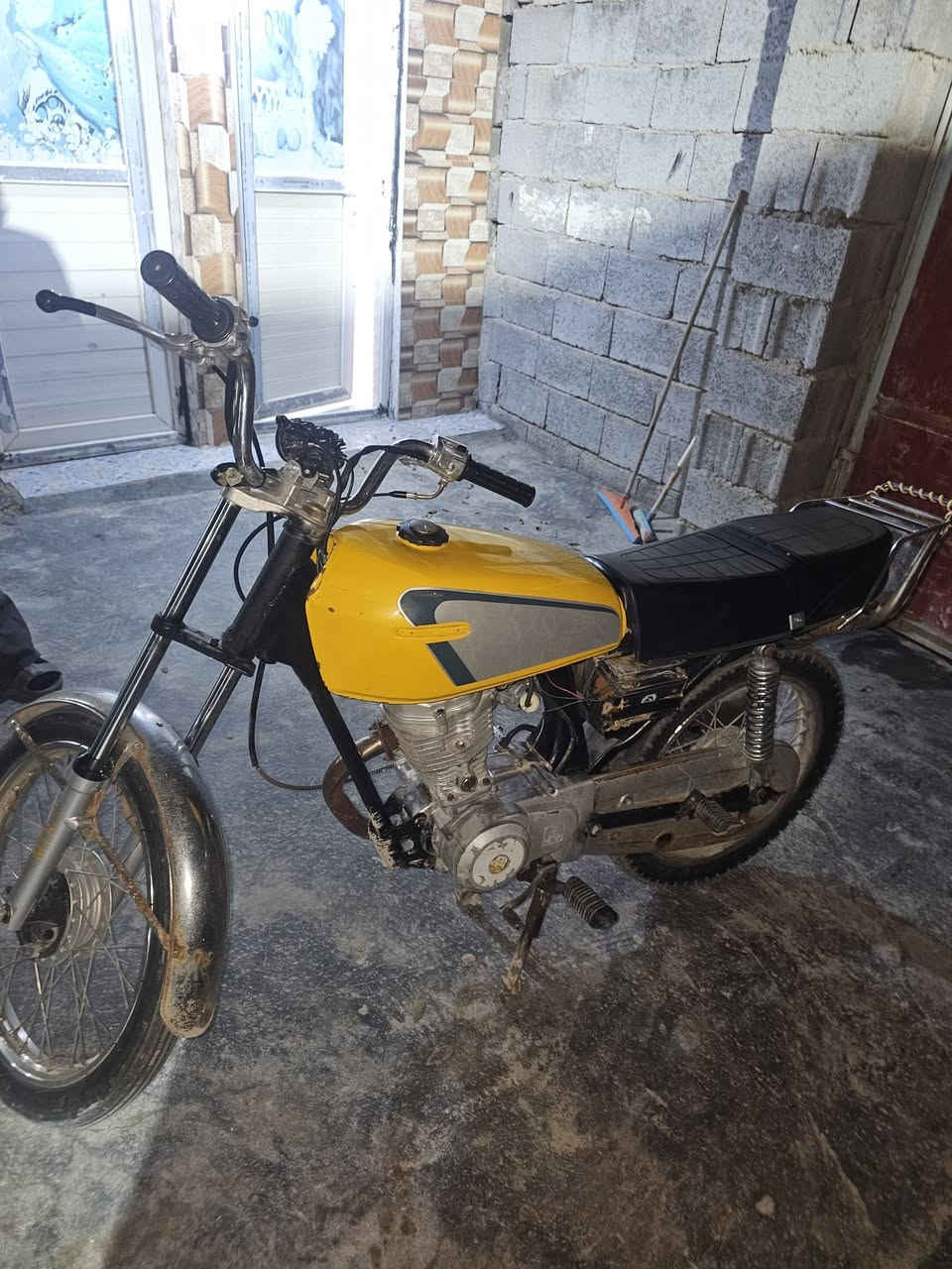 سلام عليكم شباب دراجه ادوات ايراني حلوه ونضيفه 
 السعر 350وبيها مجال البصره سفوان ***********
