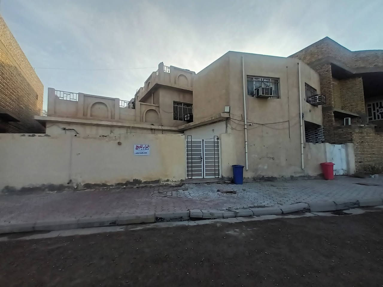 #عقار للبيع 
تموز  مقابل دائرة صحة واسط 
المساحة ٤٠٨م 
يحتوي على مشتمل 
البيت طابقين صالح للسكن 
يحتوي على ٥ غرف و٣هول واستقبال وصحيات داخلية وخارجية عدد٣ وكراج سيارة 
ركن على شارعين والمشتمل يحتوي على ٢غرف وهول واستقبال ومطبخ وصحيات .
لمعرفة تفاصيل اكثر الاتصال  بالرقم ***********
