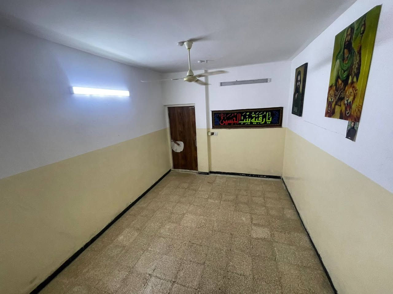 سلام عليكم بيت للبيع مساحه ١٠٠ واجه ٥ ونزال ٢٠ المعالف شارع دكتور حافظ
مقابيل مدرسة محمد الصدر
الجديدة مو فرع اول فرع الثاني براس الفرع اكو بنجرجي

البيت طابق واحد  طرمه وحديقه وستقبال وحمام داخلي مشترك ومطبخ البيت مدخلين وغرفه بلخير واخر البيت ترك 
سعر ١١٥ وبي مجال كلش بسيط
مو تجي وتكلي كبل ١٠٠
والستفسار على الرقم
*********** بي واتساب
