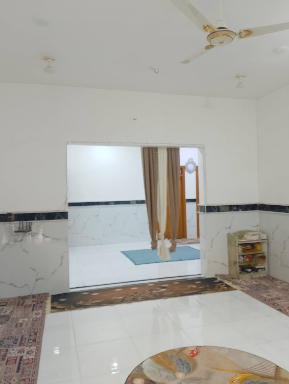 بيت مساحه ٣٥٠ متر في الاسكان صناعي دور سيد حمزه نزله 
بناء بلوك صب كونكريت والاساس صب كذالك 
الرابعه  يحتوي ع
 ثلاث غرف
 وصالتين ومطبخ
 وصحيات 
ودوانيه ١٠ في ٤
الشراي يتصل ***********
