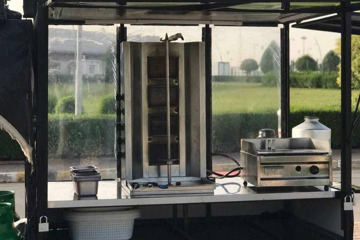 عربه شاورمة للبيع نظيفة جدا مع كامل أدوات الشوي للشاورما واللفات  والخ.. للتواصل على الرقم ***********
