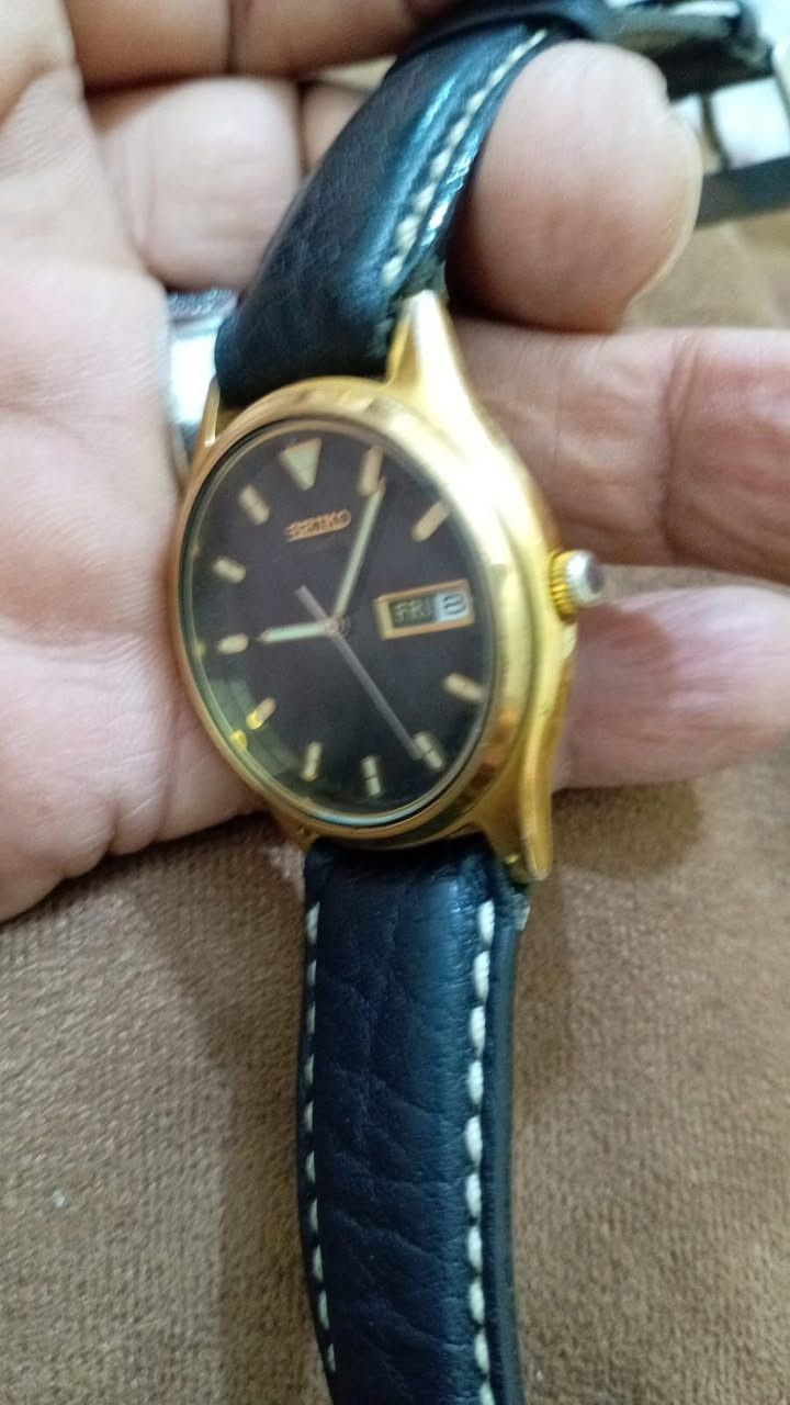 السلام عليكم 
بعد أذن القائمين على الاداره 
ساعه ماركه سايكو ياباني إنتاج قديم 
بطاريه القطر ٣٧ ملم 
ارقام واميال لامينوس 
منفذ شهري أسبوعي 
نظافه ممتازه 
سير جلد مستبدل 
السعر ٨٠ الف 
توصيل جميع محافظات العراق 
للتواصل ماسنجر 
وات ساب ***********
