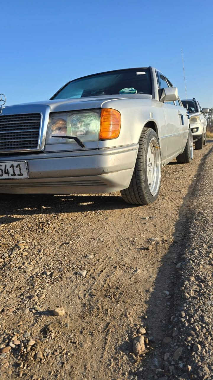 سلام عليكم مرسدس 88محدث كامل 91 
غرفه كامله جديده ويل رياضي تخم تاير 
منضومت زنون تحول ابيض ترجع أصفر 
 شاشه تاب مضخم صوت 
كهرباء كلهه شغال سياره جاهزه بدون نقص 
مكان ديالئ المقداديه س60بيها مجال 
***********
