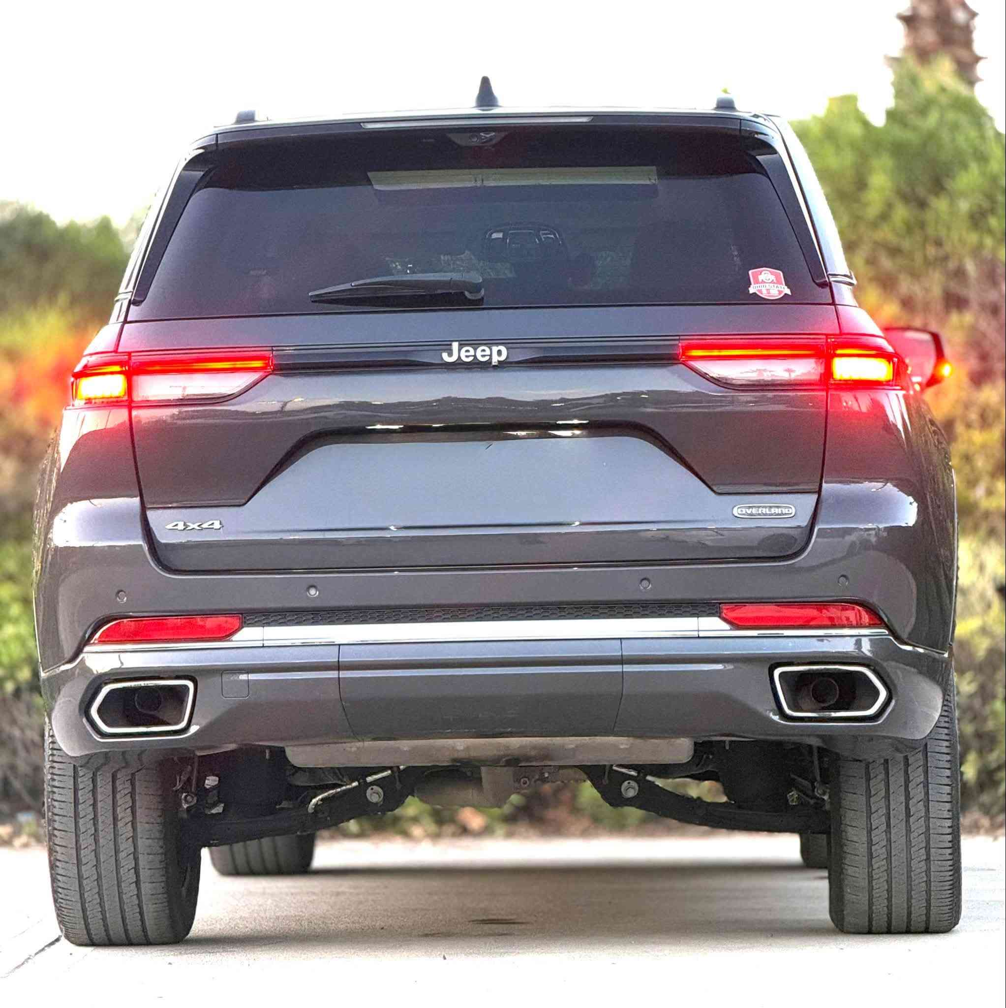 🔥 جيب كراند شيروكي Overland 2023 أمريكي كلين تايتل 🔥4*4 دبل اكسل 
⚡️سعر بلاش وماكو كلين بهيج سعر 348$⚡️ وبيها مجال بسيط 
للناس اللي تدور على الفخامة والقوة بنفس الوقت، عدنا جيب كراند شيروكي أوفر لاند 2023 بحالة ممتازة وكلين تايتل 🇺🇸.
✨نظام جكات 
✨كشن مساج 
✨ داخل أبيض ملكي فاخر
✨ مقاعد جلد فخمة ومريحة
✨ شاشة كبيرة وكامرات ومواصفات متكاملة
✨ فتحة سقف بانوراما
✨ مقاعد كهربائية مع تدفئة وتبريد
✨ صندوق كهربائي
✨ نظام قيادة مريح وثبات عالي

🚙 سيارة تجمع بين الهيبة، الراحة، والتكنولوجيا الحديثة، مناسبة للمدينة والسفر.
بدون رقم تترقم جميع محافظات كردستان📍المكان اربيل📍
📞 والاستفسار ***********
